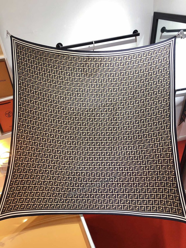 Fendi專櫃新款原單芬迪全幅FF彩條140cm絲絨方巾 mmyj1529